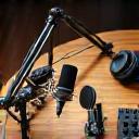 Mesa de podcast com microfones