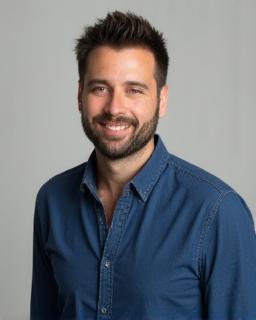 Foto profissional de Rodrigo Machado, engenheiro de áudio da ÁudioForte